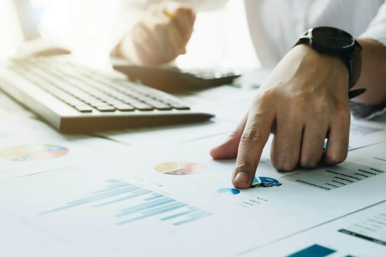 Finance et assurance : pourquoi les compétences analytiques prennent une place centrale dans les formations