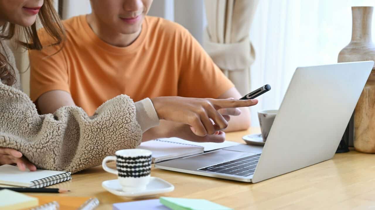 Formation diplômante à distance en assurance : comment réussir tout en travaillant ?