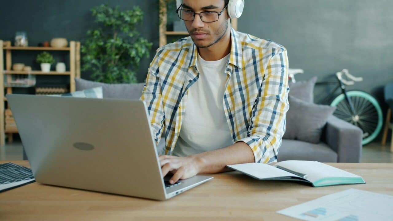 Formations à distance en assurance : pour quels profils ?